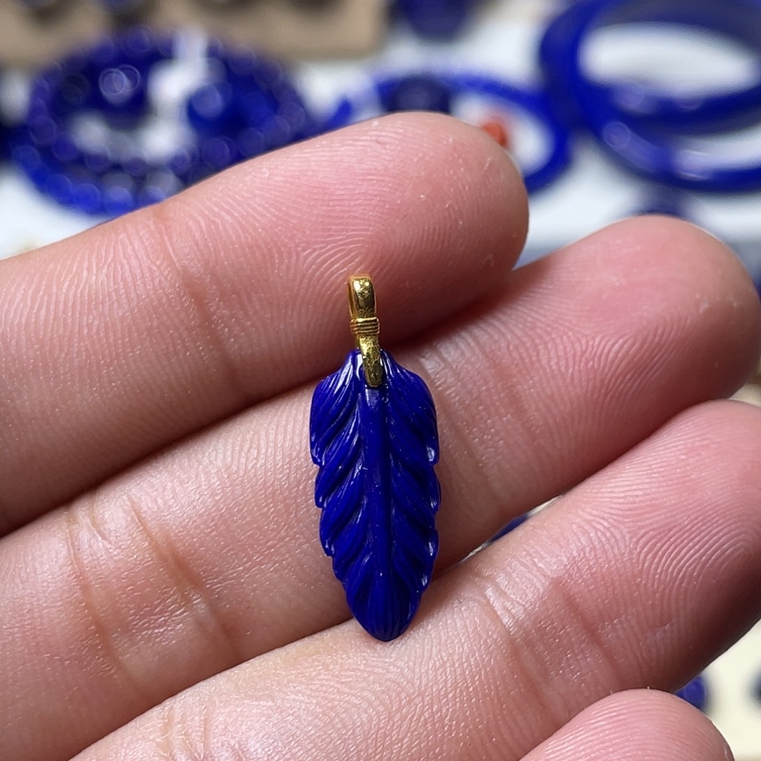 佳***玮青金石18K金镶嵌精品羽毛吊坠