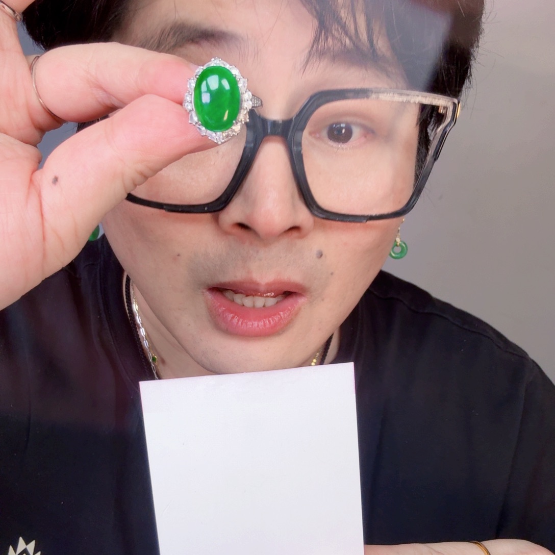翡翠未镶嵌颈饰一件