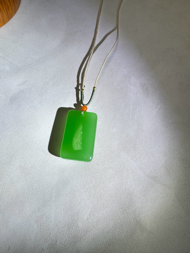 和田玉苹果绿吊坠 无事牌 H309