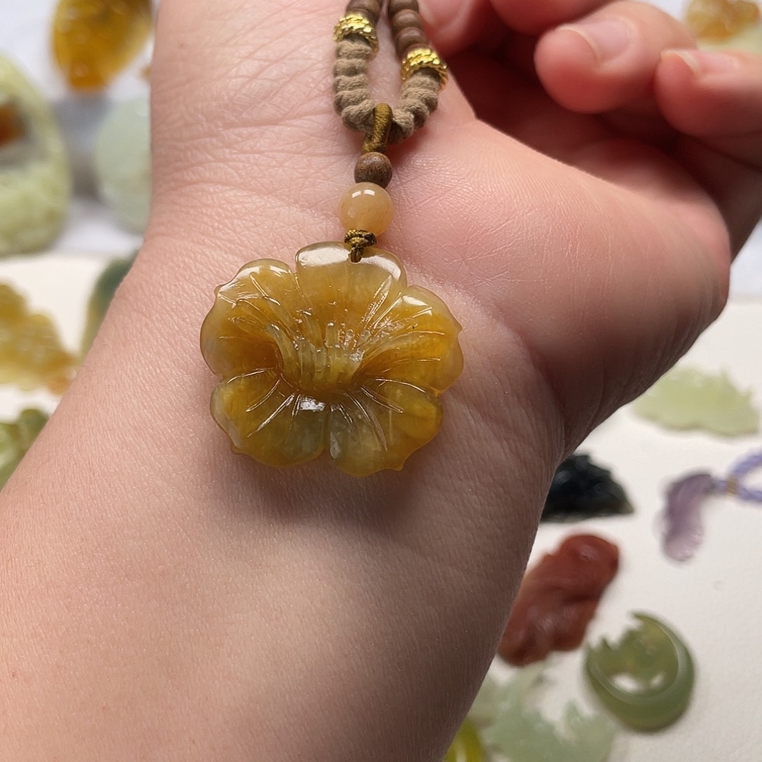 蛇纹石玉未镶嵌颈饰