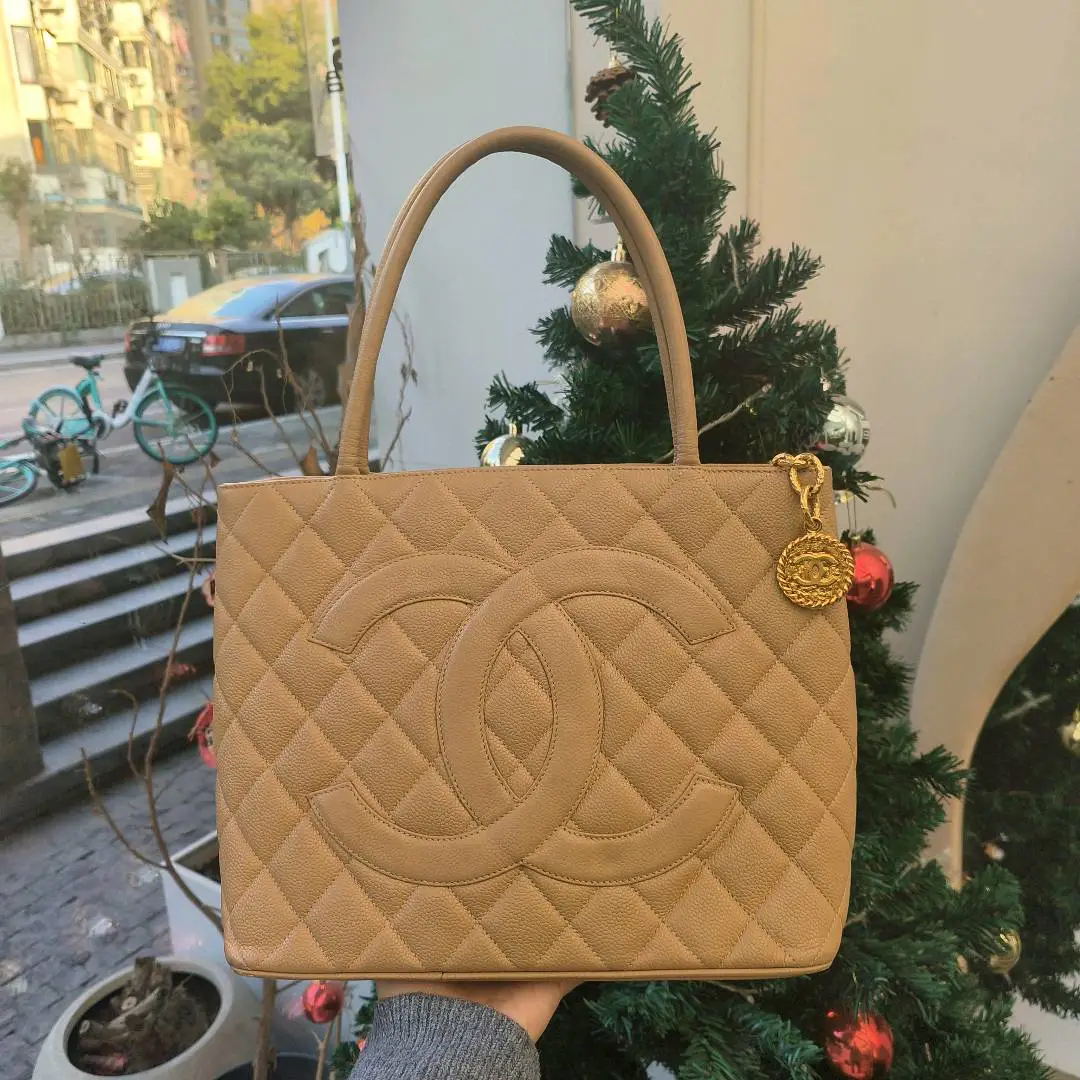 99新 Chanel/香奈儿 希尔顿奶茶色金币菱格纹荔枝托特包