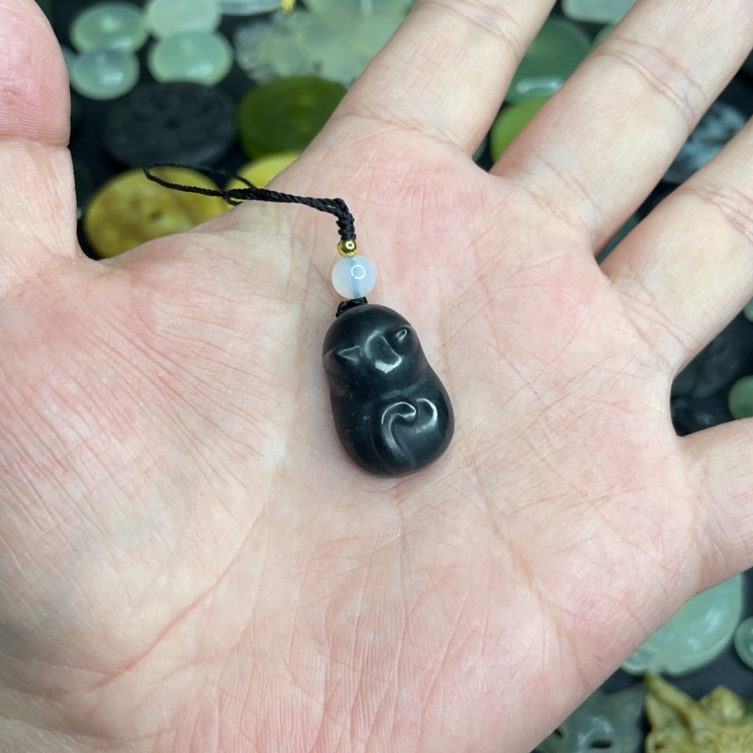 岫玉未镶嵌颈饰爬爬猫