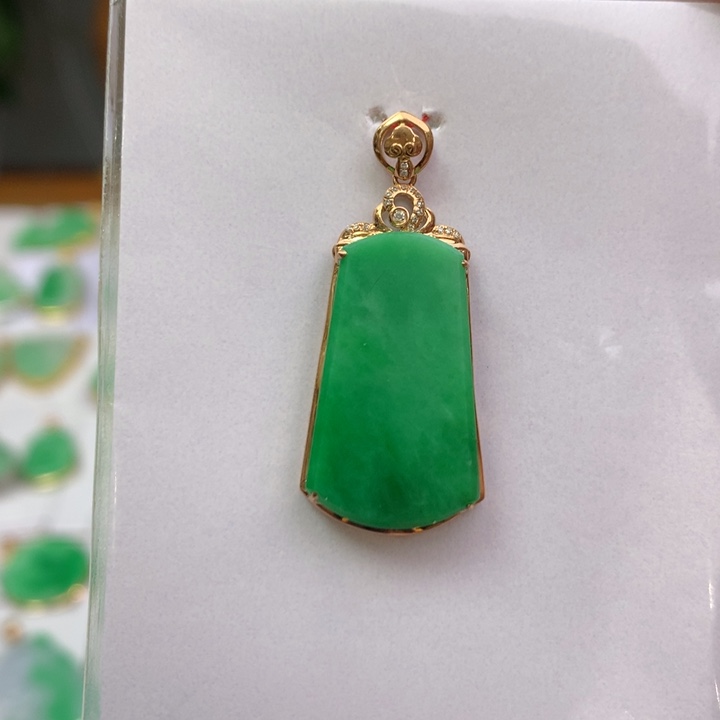 翡翠颈饰18K金镶嵌翡翠