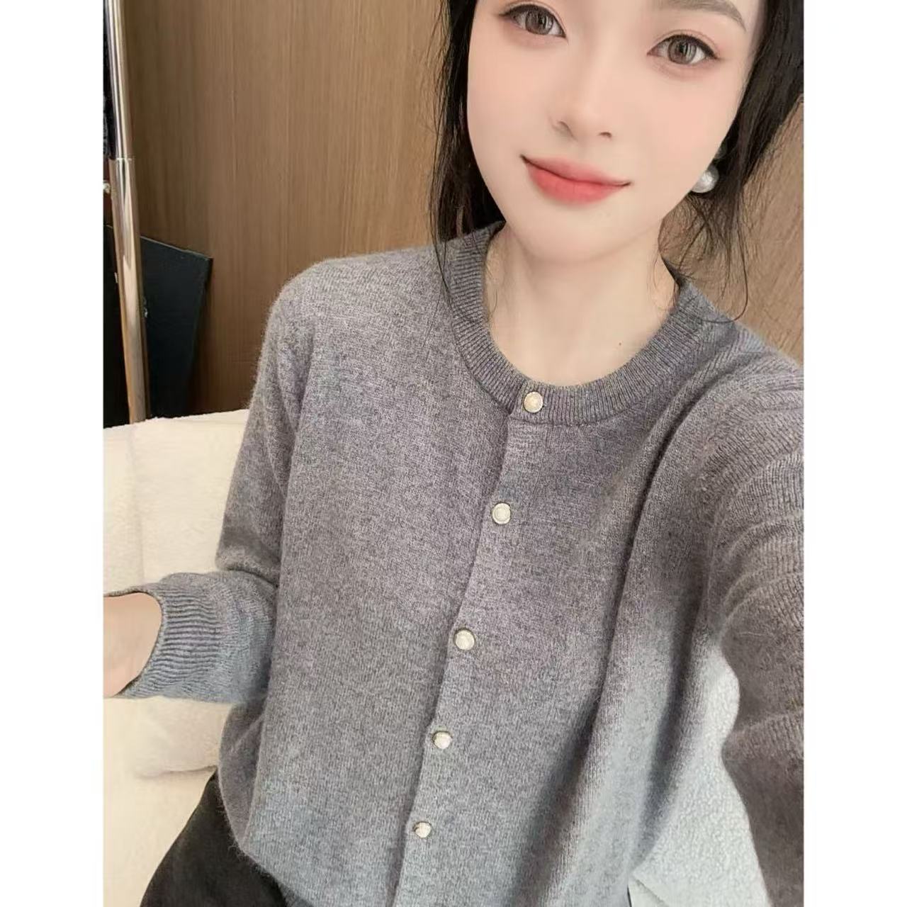 丽姐家~珍珠扣浅灰小香风气质百搭圆领针织长袖上衣737