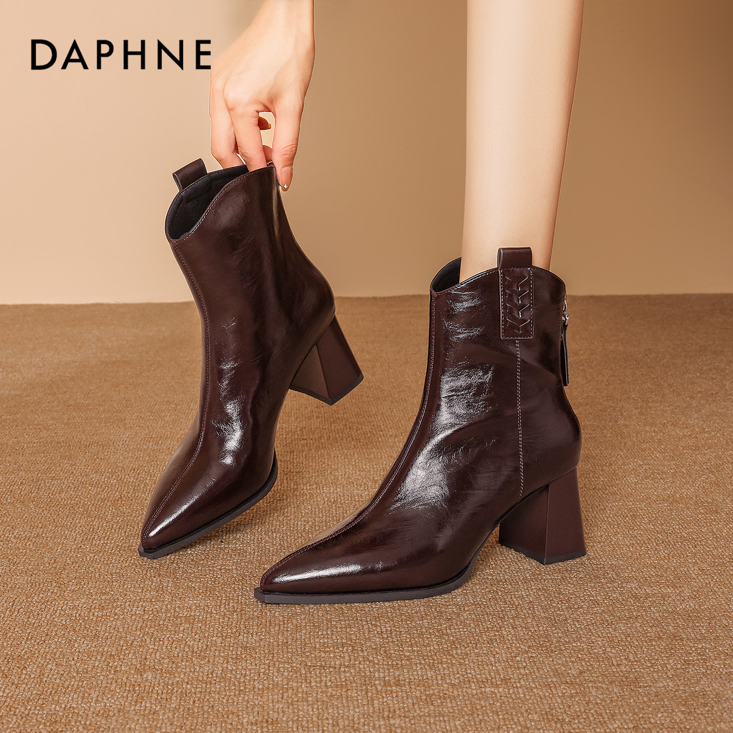 Daphne/达芙妮粗跟时装靴女后拉链尖头瘦瘦靴高跟时尚配裙子短靴