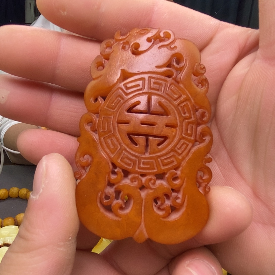 蜜蜡未镶嵌珠宝奇石蜜蜡镂空雕刻件龙凤牌吊坠