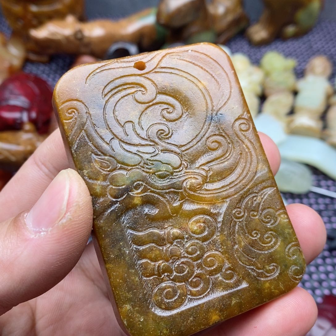 蛇纹石玉颈饰未镶嵌