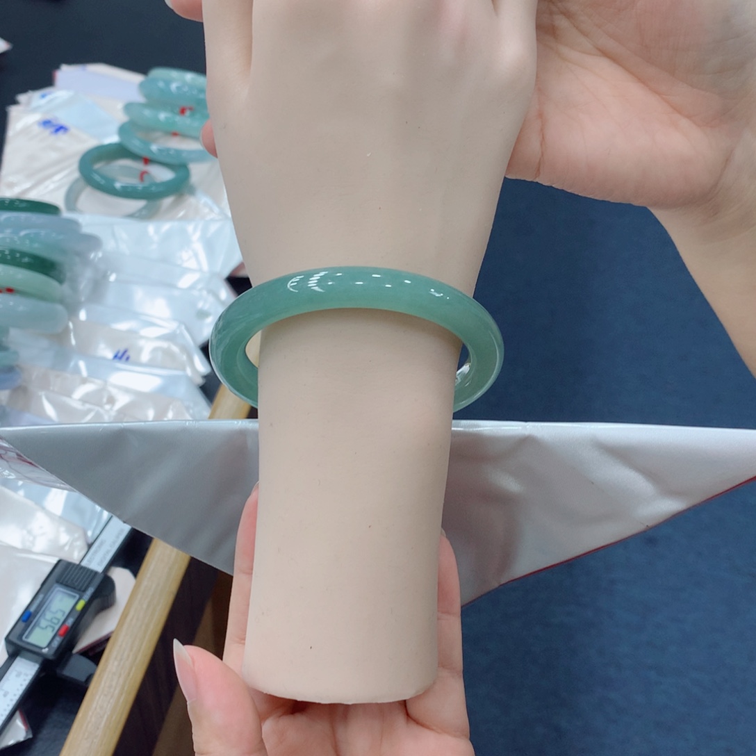 翡翠未镶嵌手镯48小时