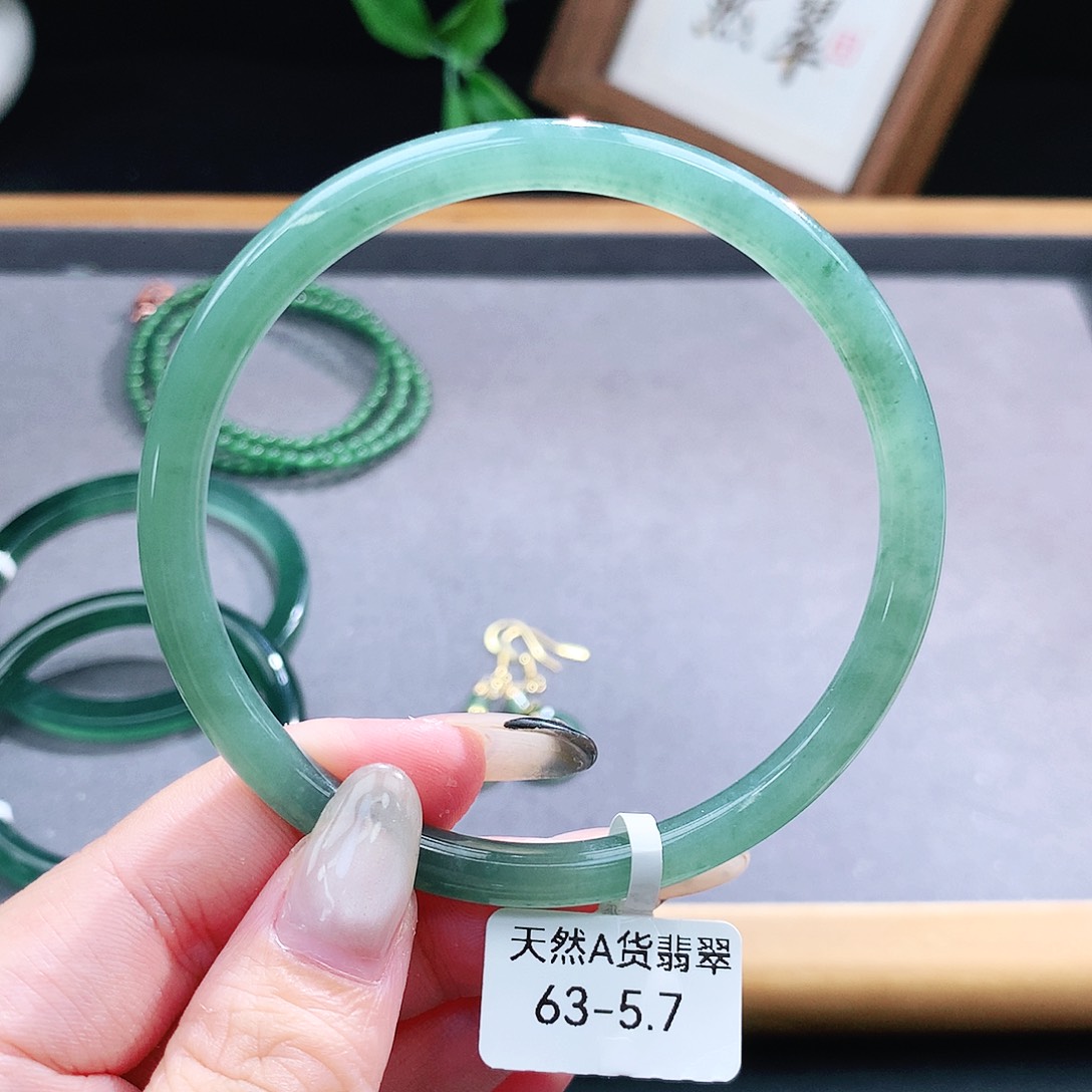 翡翠手镯（圆镯）未镶嵌