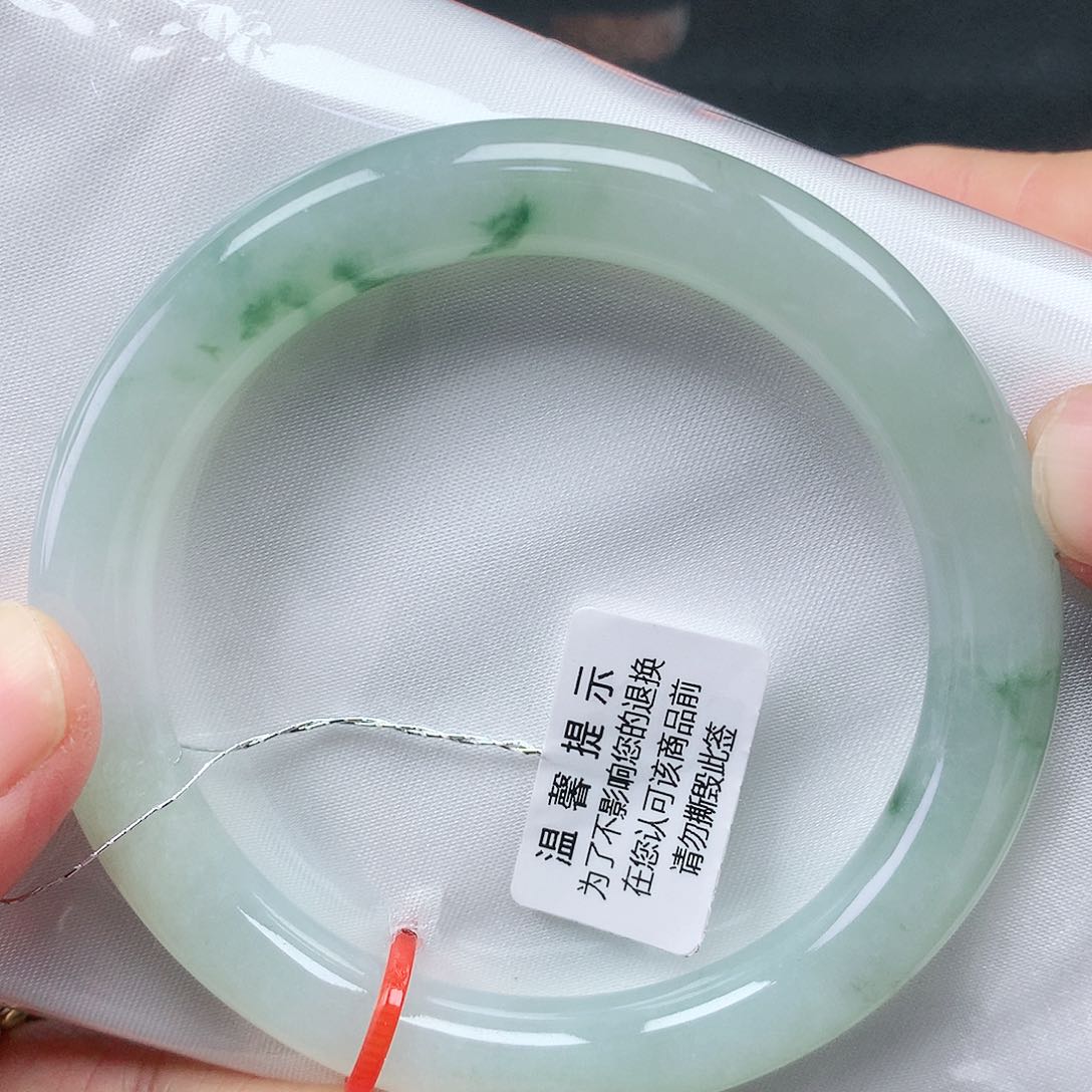 翡翠手镯未镶嵌56圈