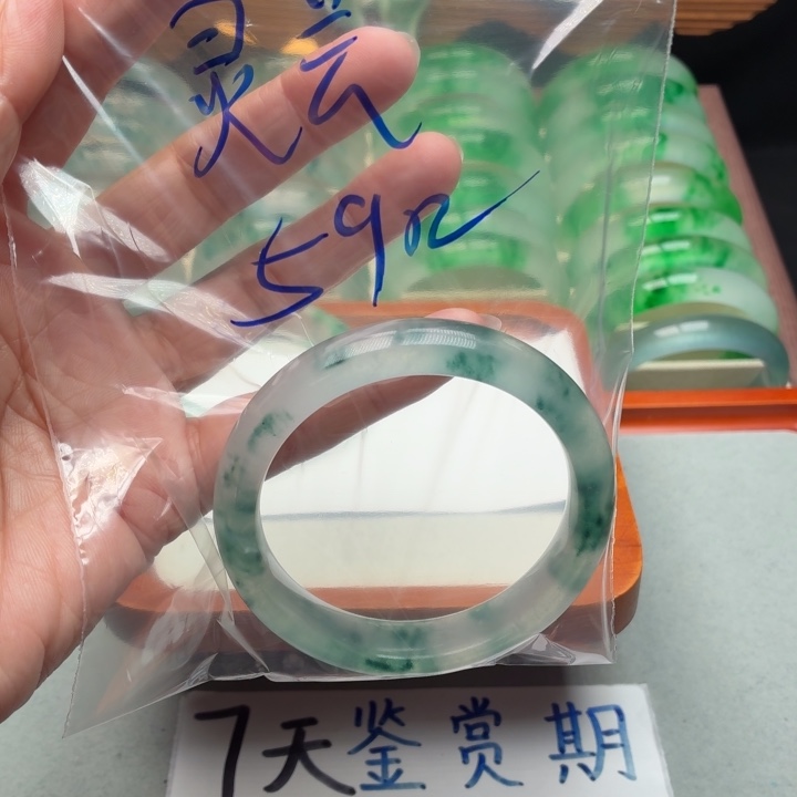 灵***芸石英质玉未镶嵌手镯