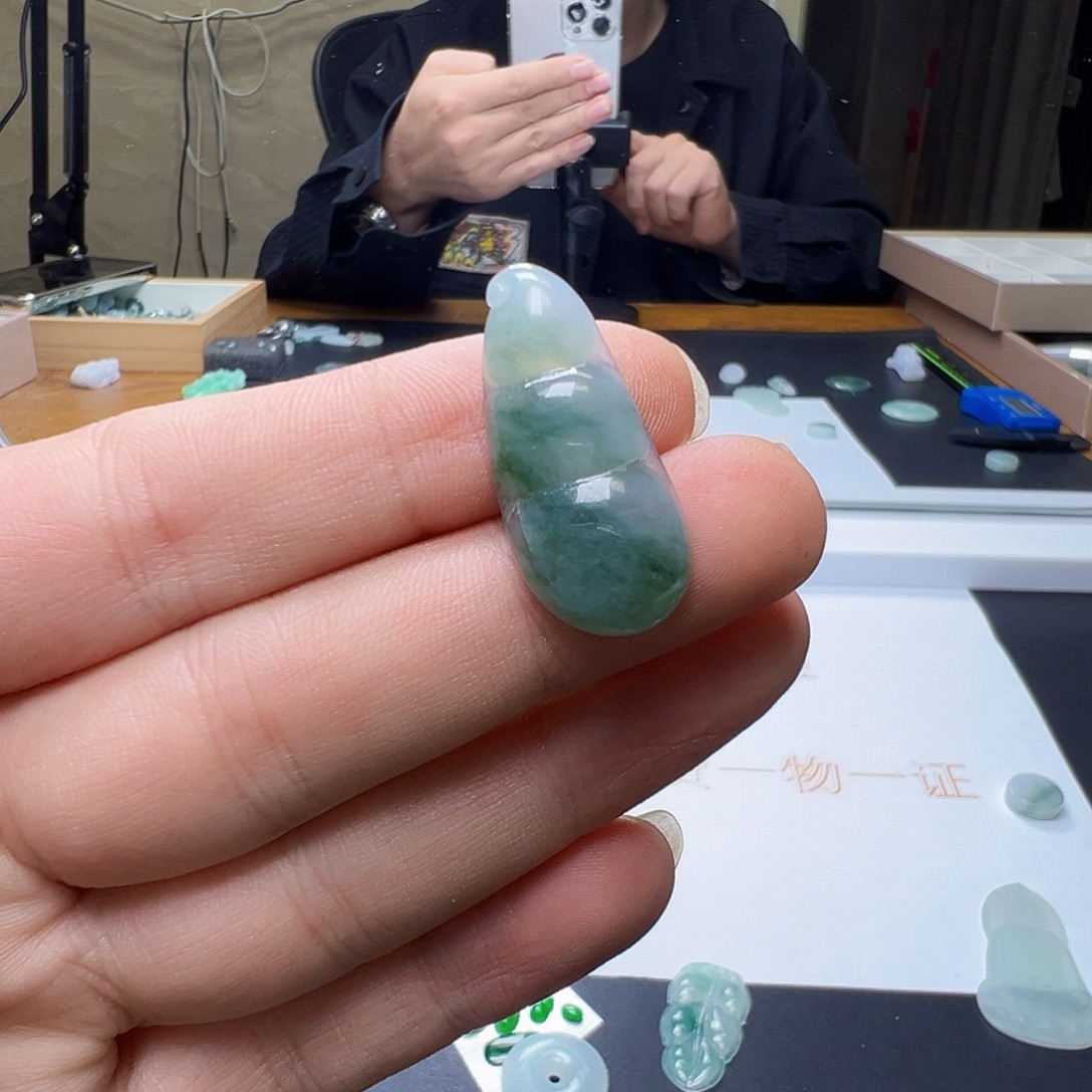 翡翠未镶嵌颈饰豆子