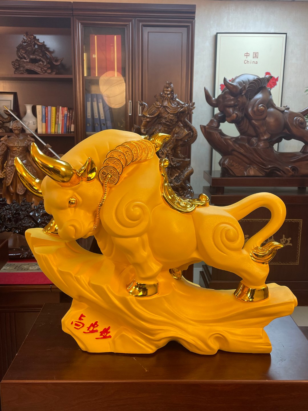 绒沙金牛摆件（长45高35）