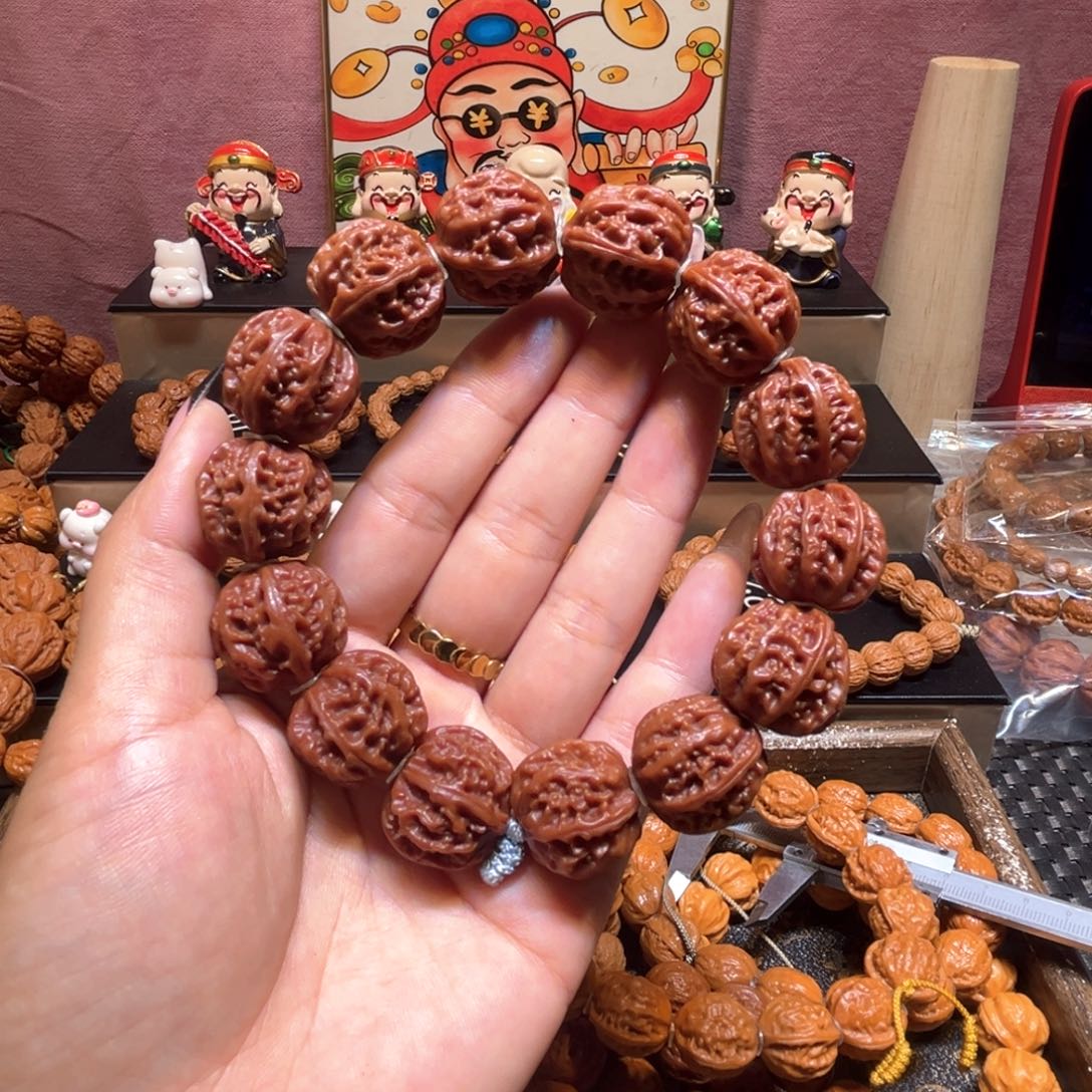红***星文玩核桃手串精品