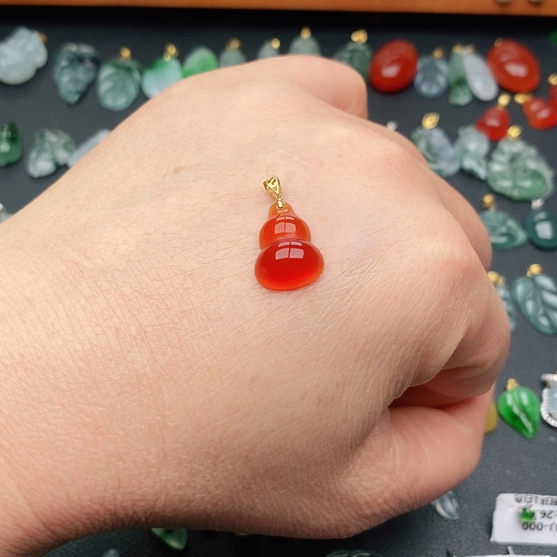 玛瑙/玉髓套链18K金镶嵌是***姐吊坠