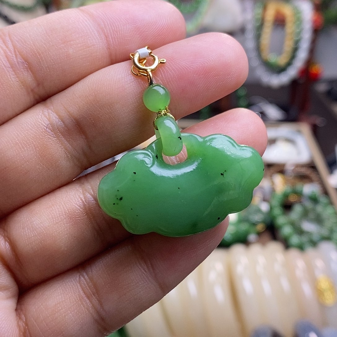 和田玉毕业级老矿料乌兰海苹果绿一体工如意未镶嵌