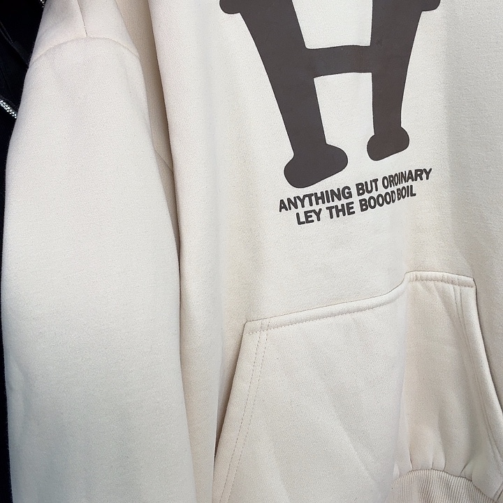 服装的款式与色彩也非常独特时尚