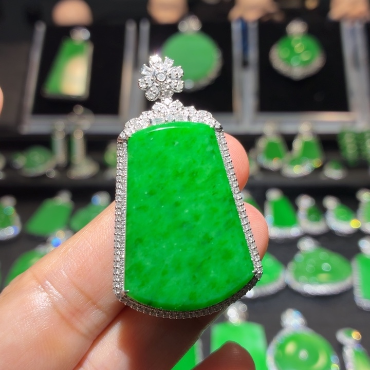 颈饰18K金镶嵌翡翠