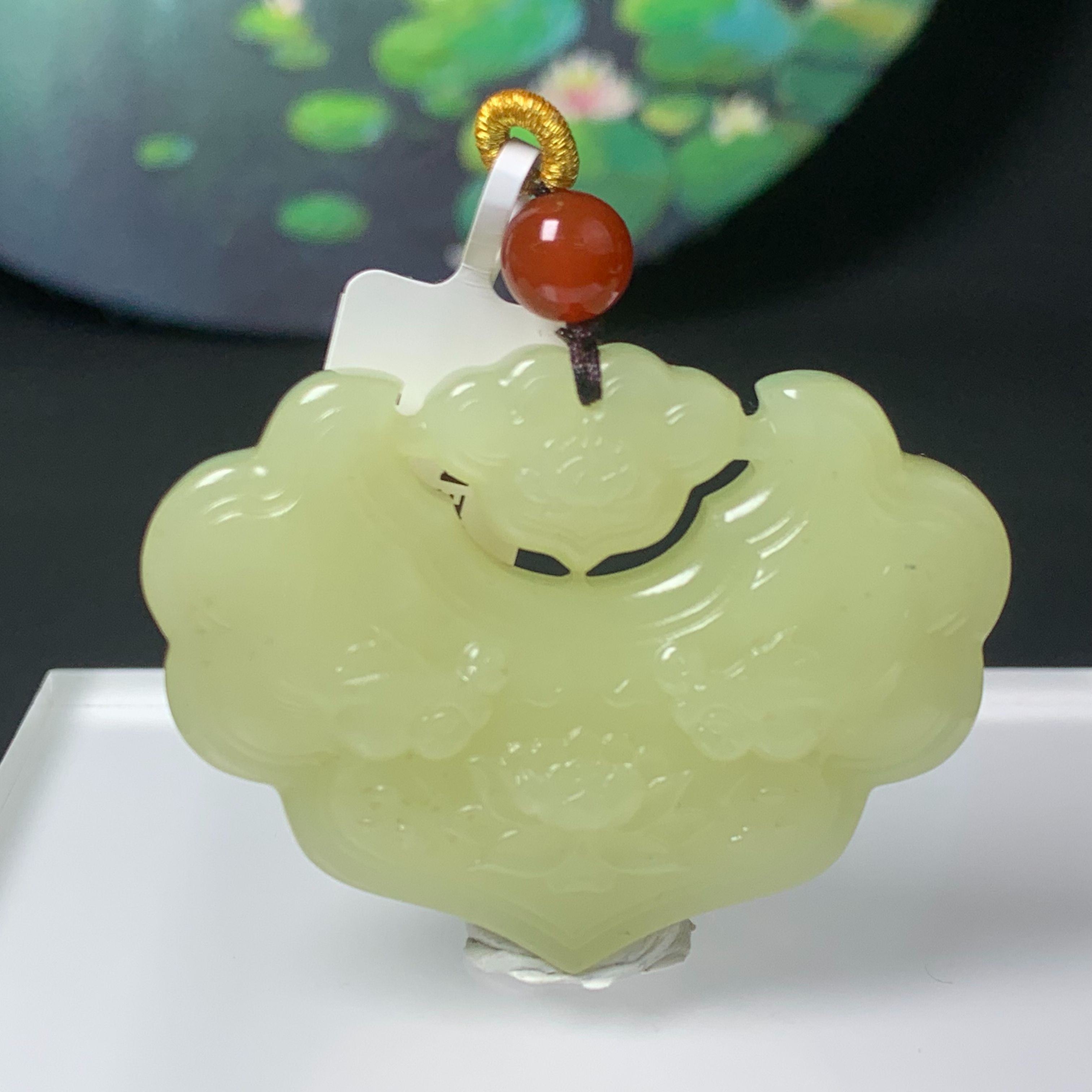 H030 和田玉黄口玉雕花如意锁吊坠
