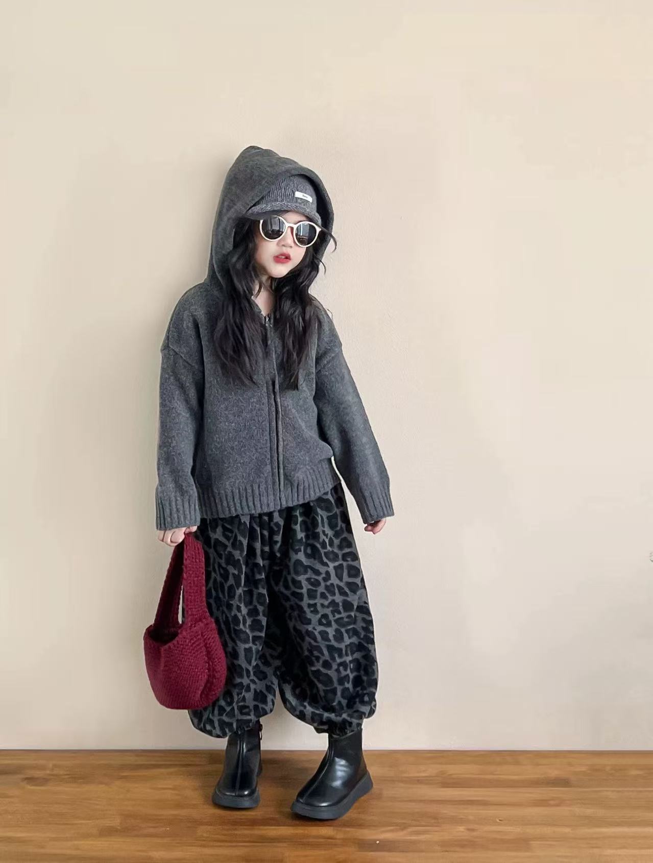 深灰色帽子款拉链毛衣开衫