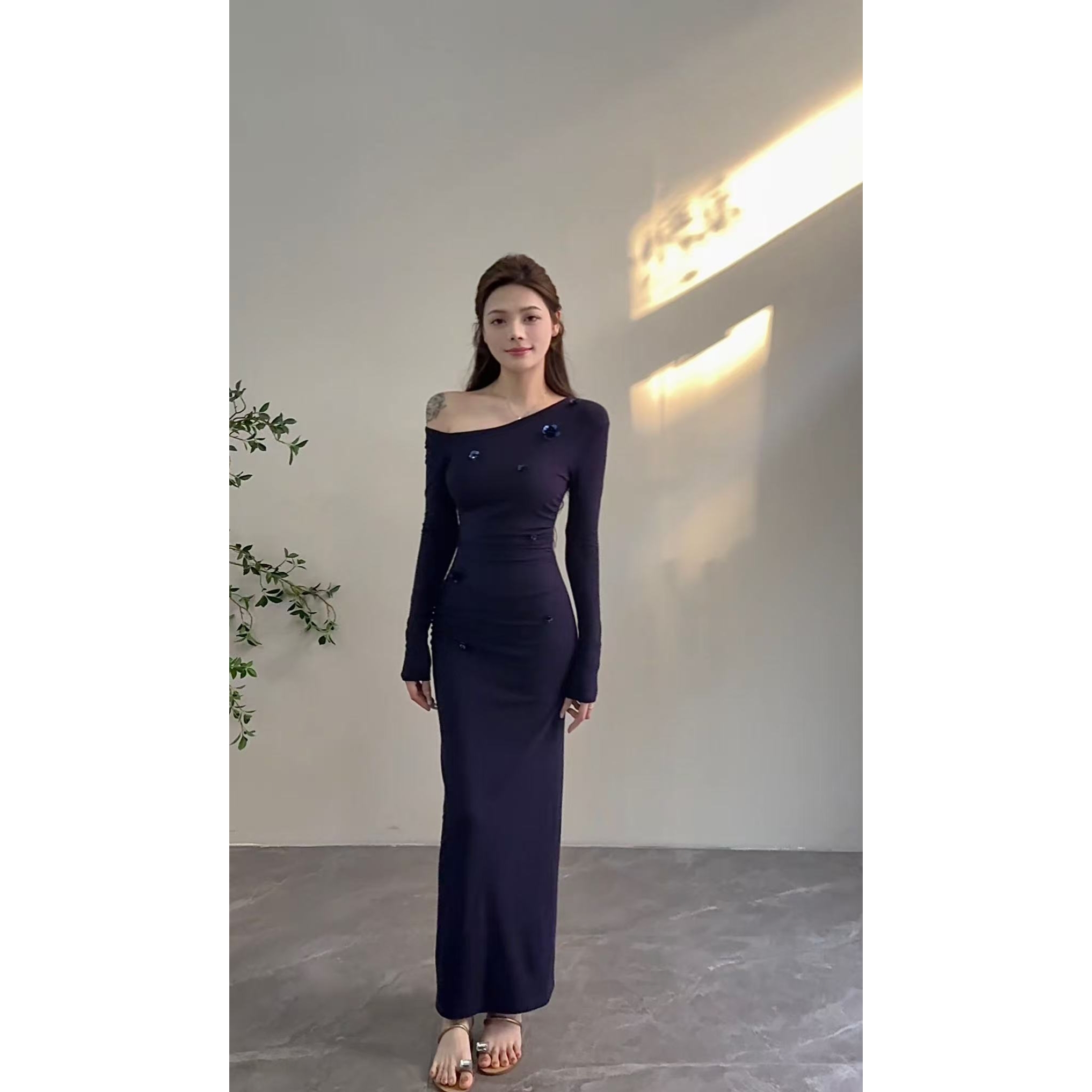 【苏苏】新款斜领露肩高级感轻奢气质皱褶收腰连衣裙DT1110