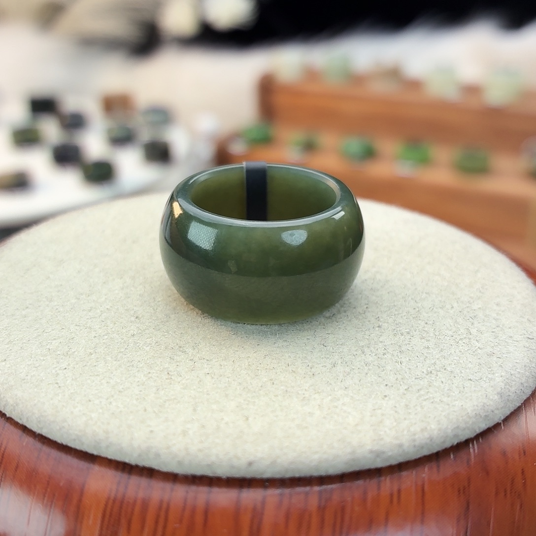 天***妈和田玉未镶嵌戒指i83碧绿墩墩18.4mm