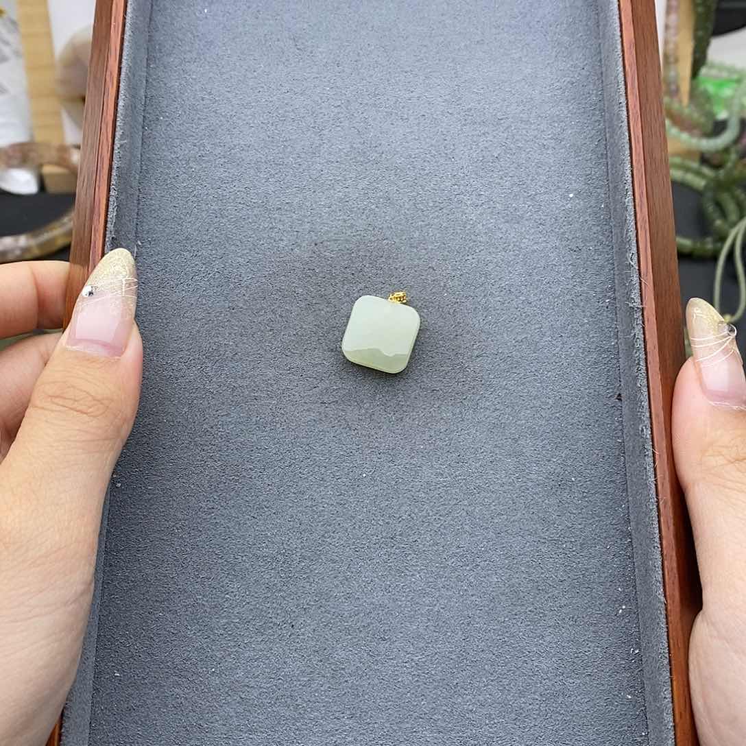 和田玉吊坠(不含链)18K金镶嵌