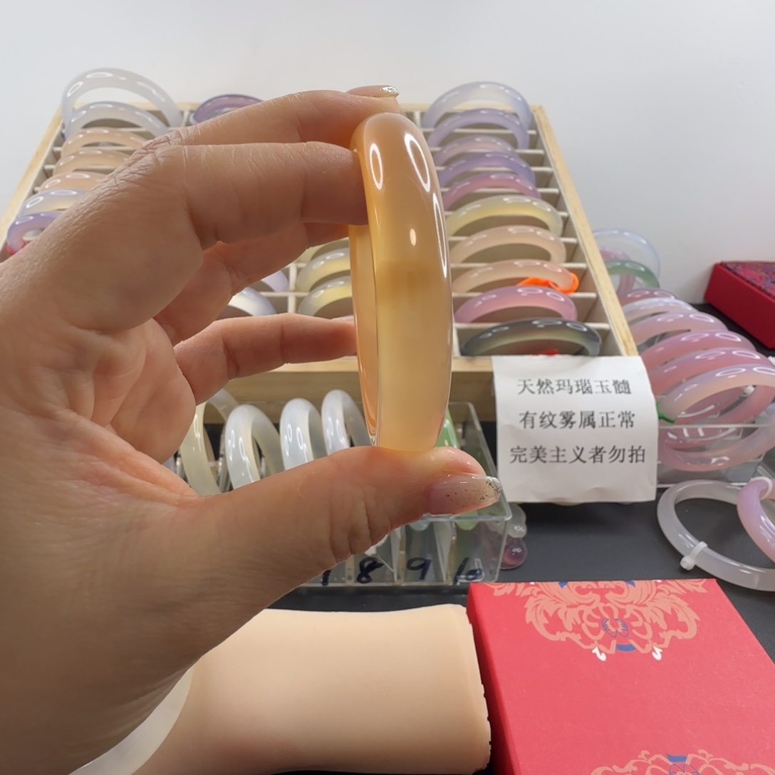万***情玛瑙/玉髓未镶嵌手镯