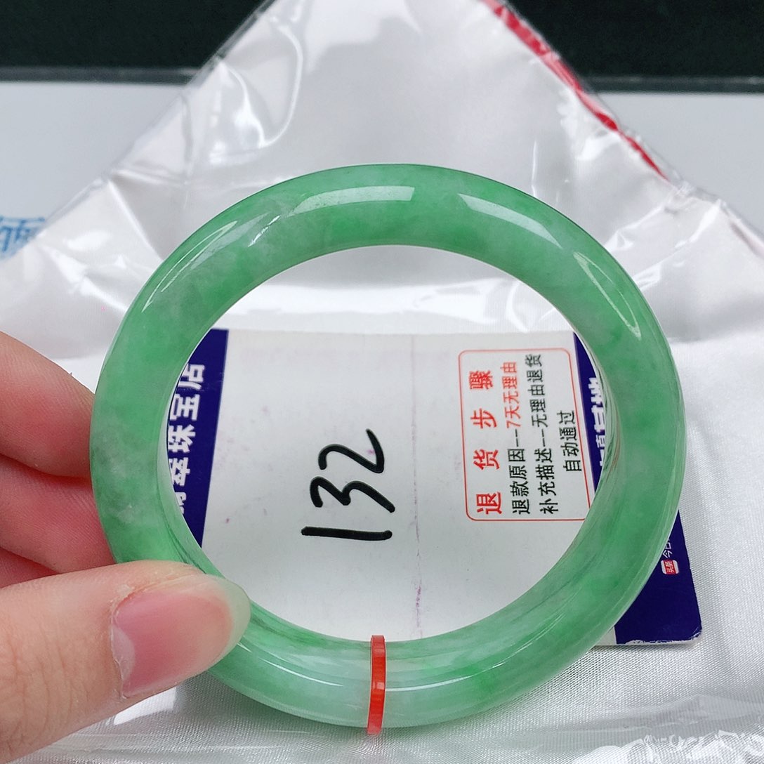 翡翠手镯未镶嵌翡翠