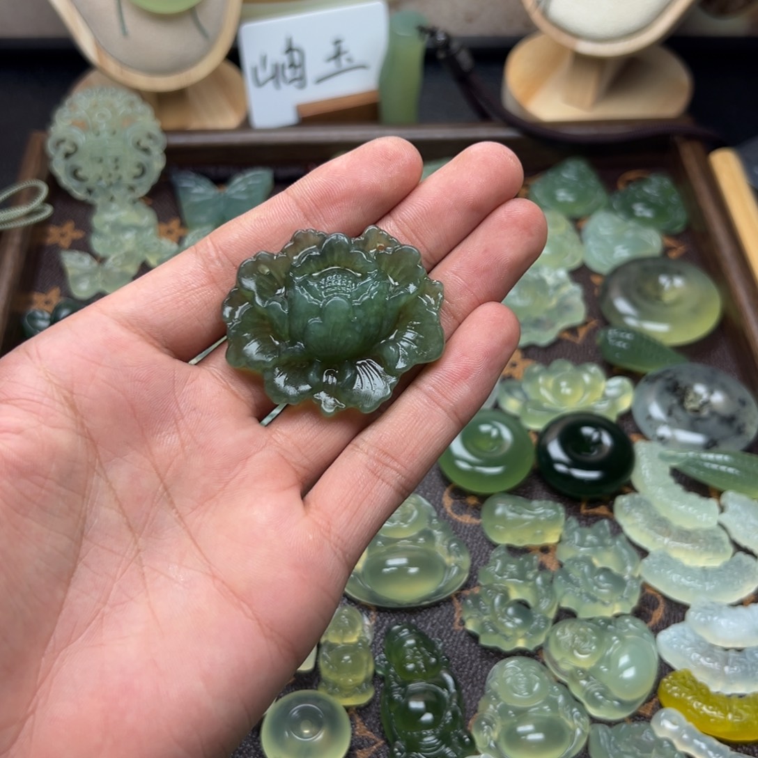 蛇纹石玉未镶嵌颈饰