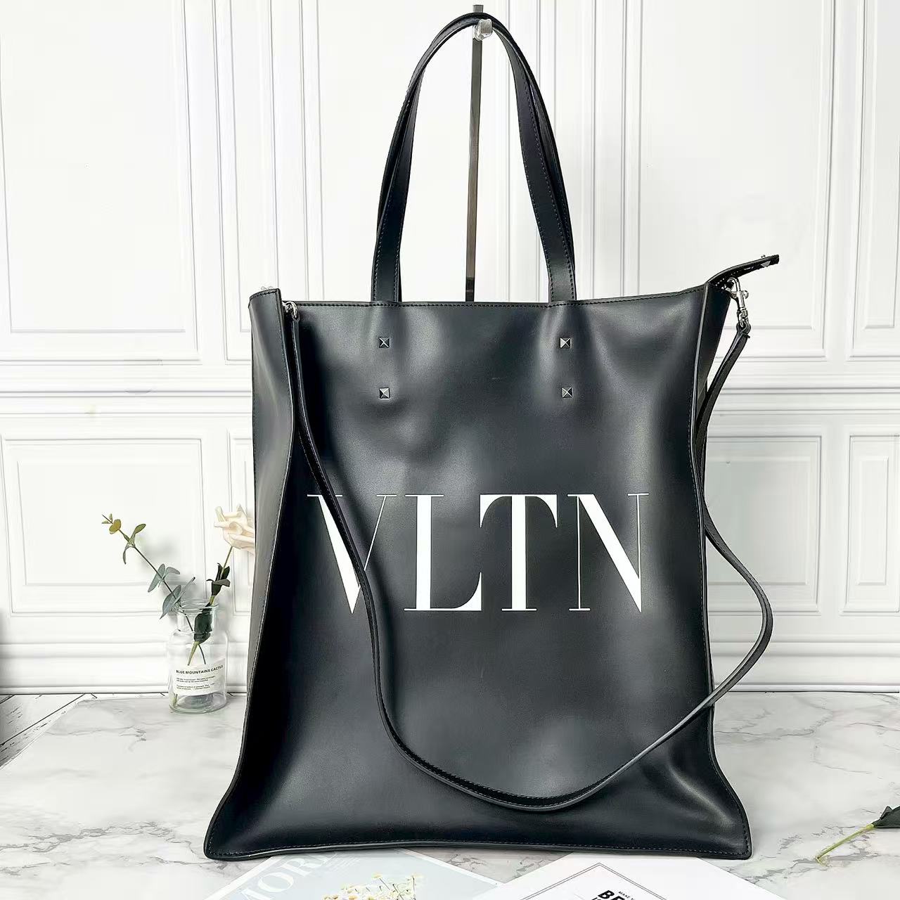 95新 Valentino/华伦天奴 Valentino/华伦天奴黑色大logo斜挎包