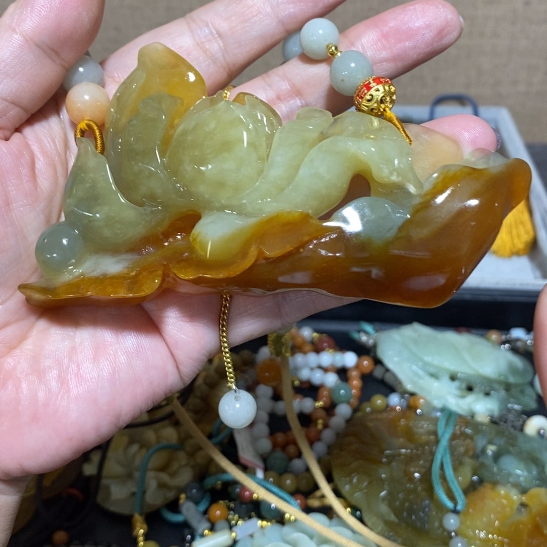 蛇纹石玉颈饰未镶嵌