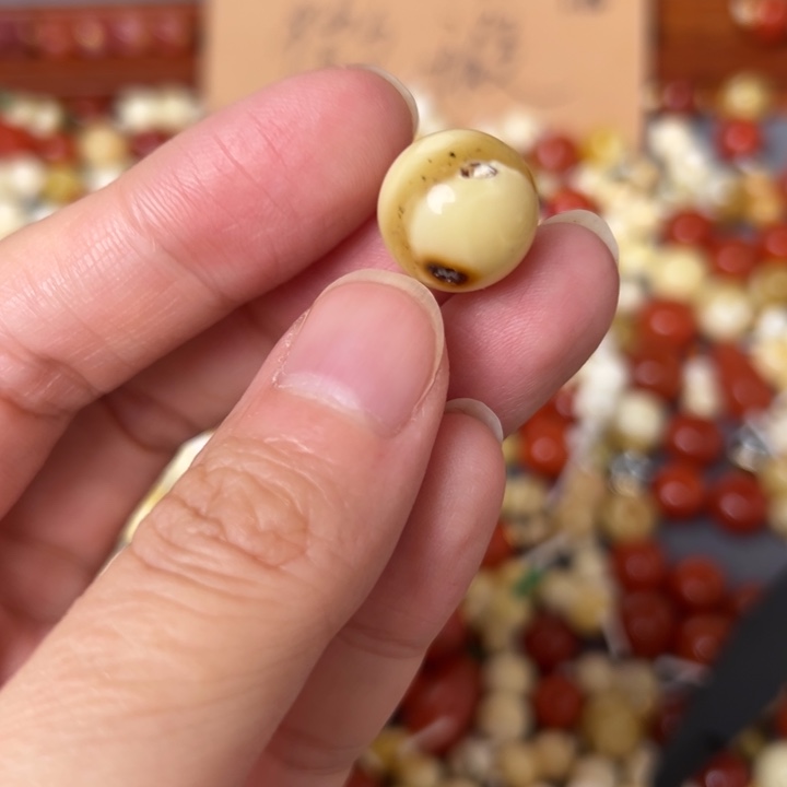 蜜蜡未镶嵌裸石13.8mm一个