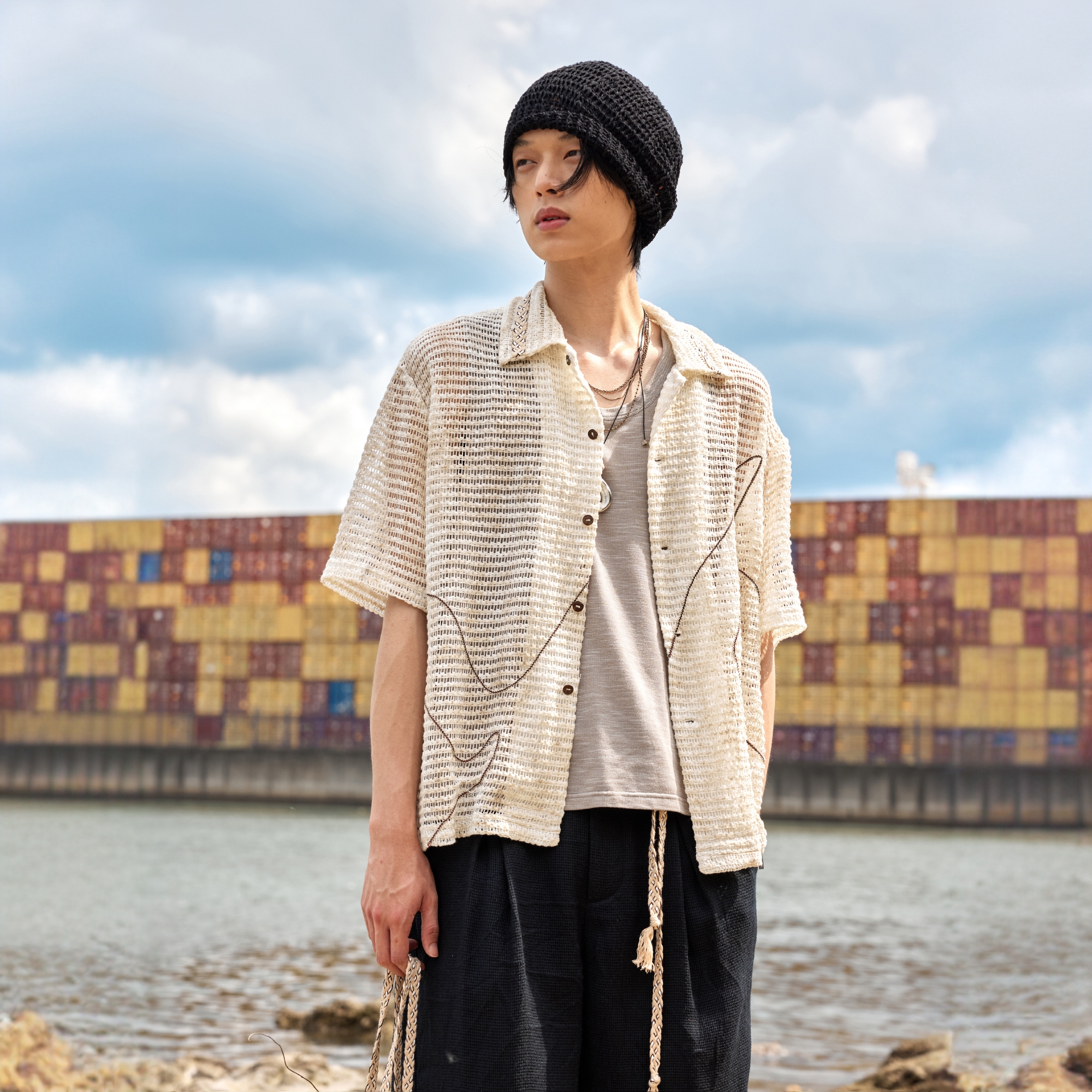 〔织梦人〕脏染感满幅印花渔网编织肌理米杏衬衫