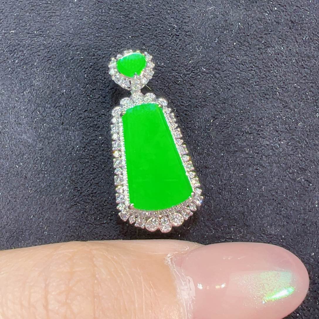 翡翠颈饰18K金镶嵌无事牌