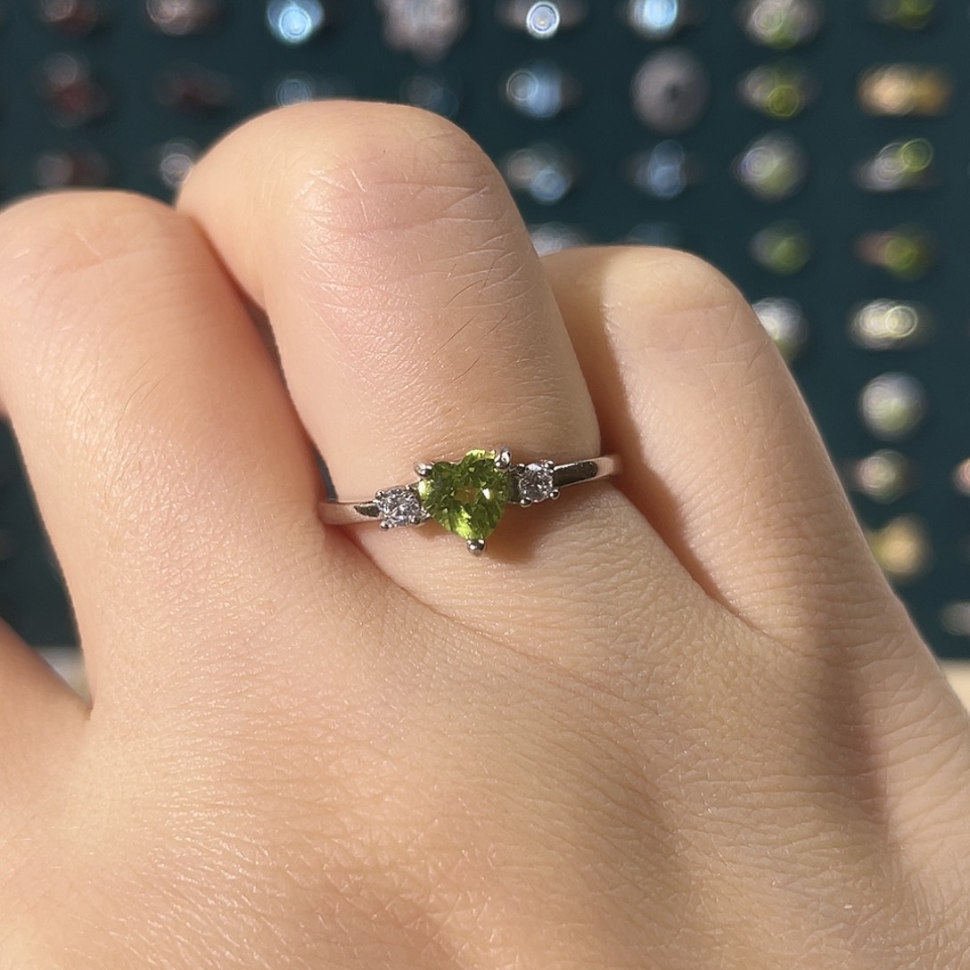橄榄石戒指银S925镶嵌三石心型戒指