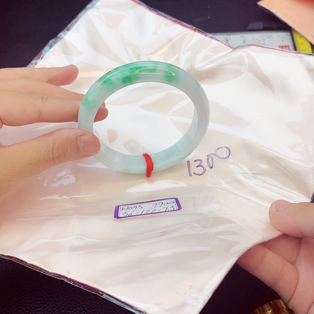 翡翠手镯未镶嵌翡翠