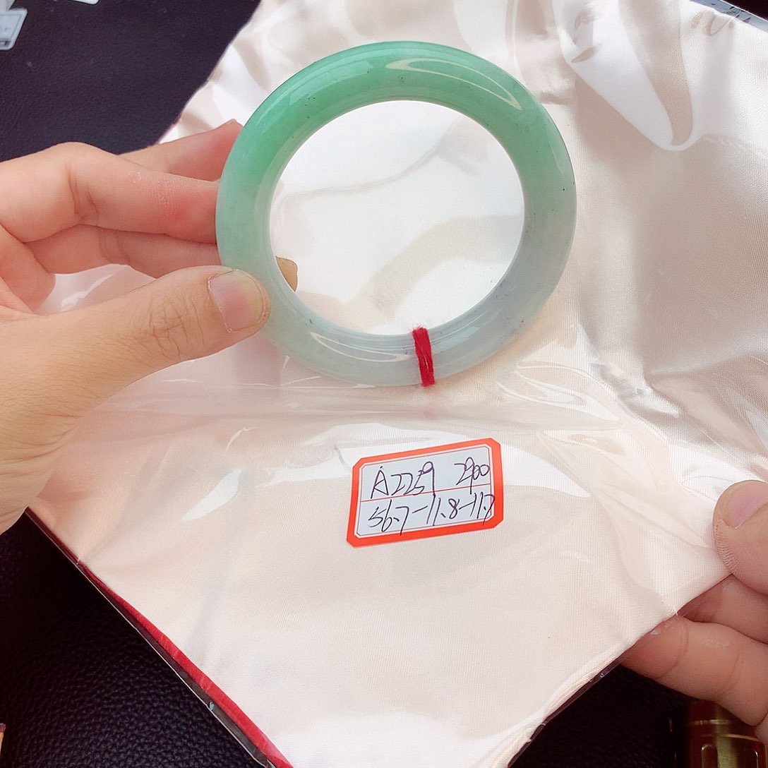 翡翠手镯未镶嵌翡翠