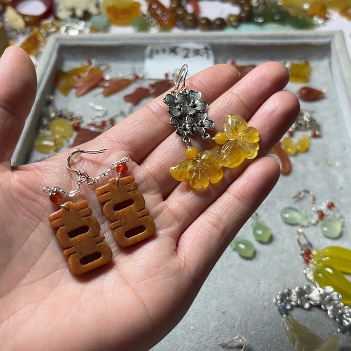 蛇纹石玉未镶嵌耳饰