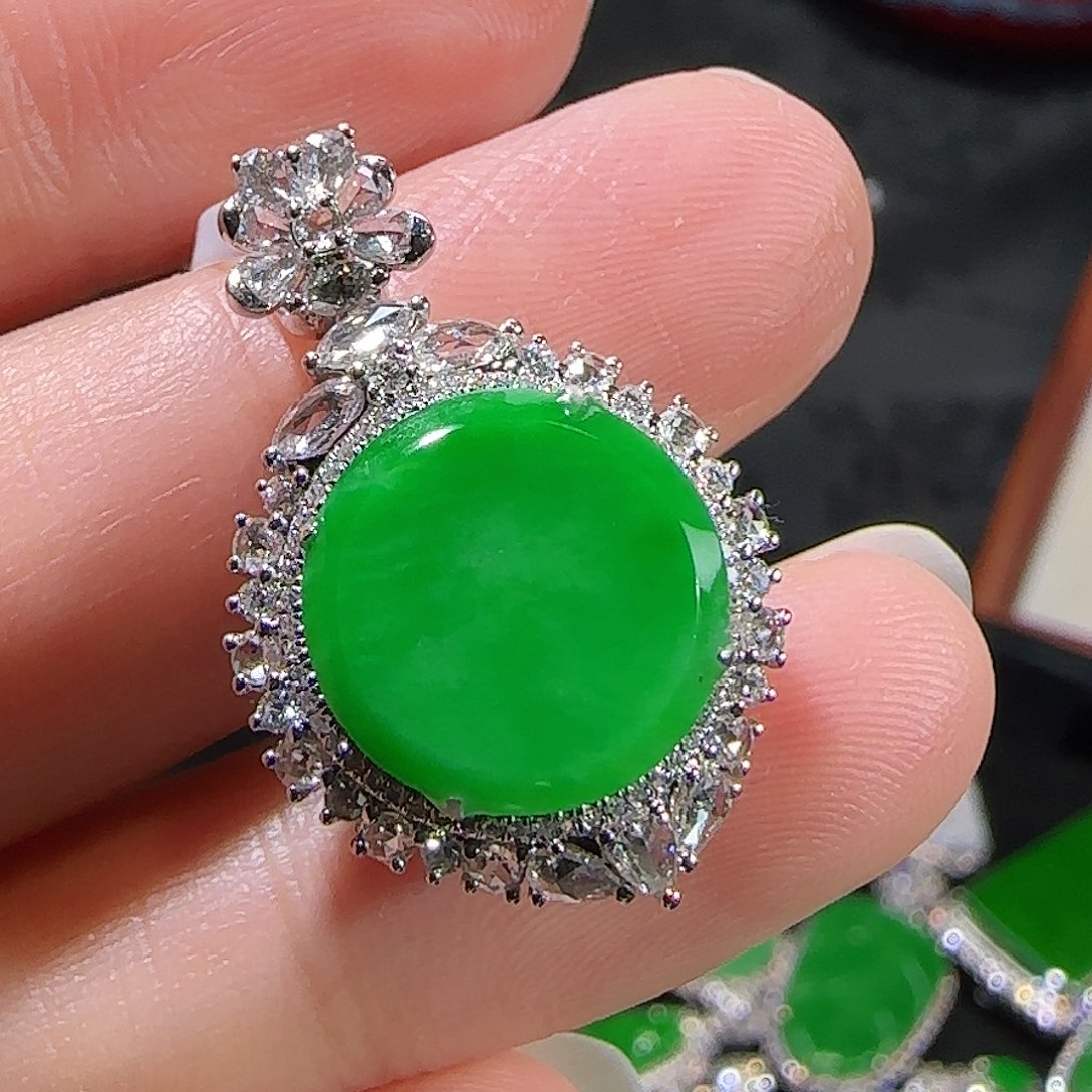 翡翠颈饰18K金镶嵌翡翠