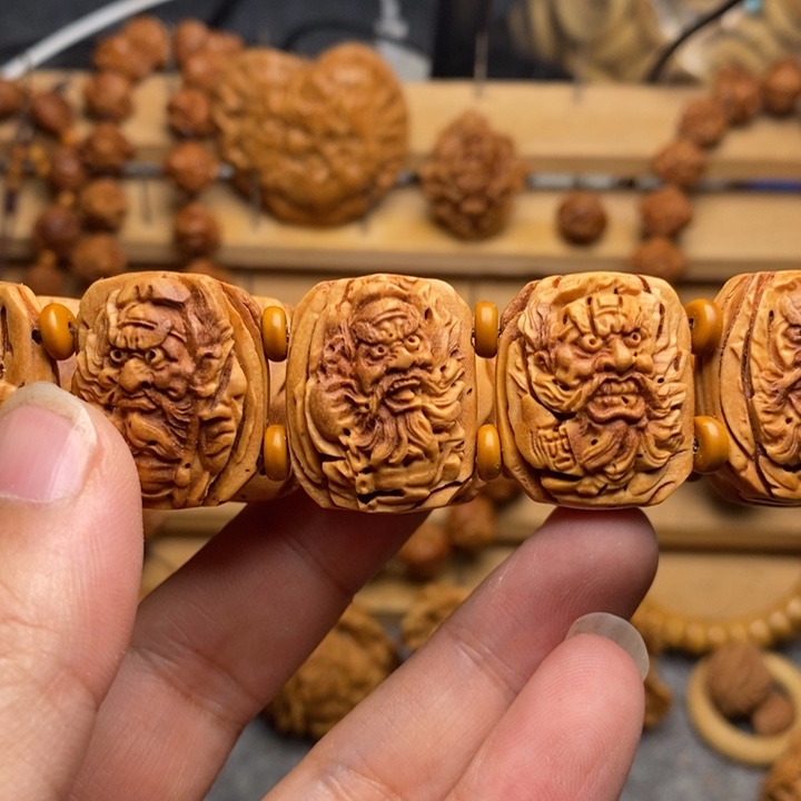 桃核雕刻钟馗手牌