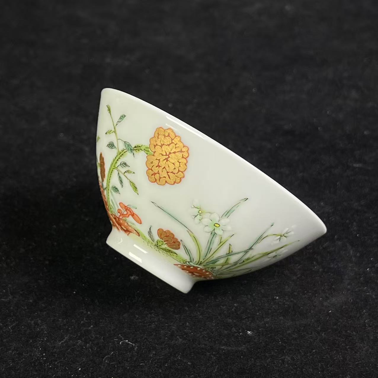 M粉彩描金花卉纹杯