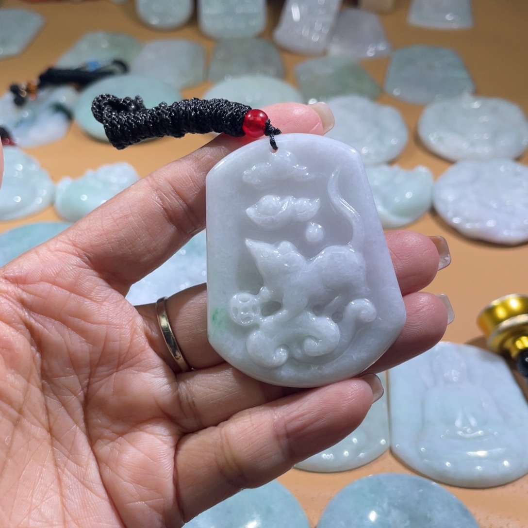 翡翠未镶嵌颈饰老鼠