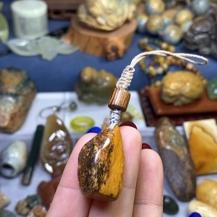 岫岩河磨玉（透闪石质玉）手机坠未镶嵌