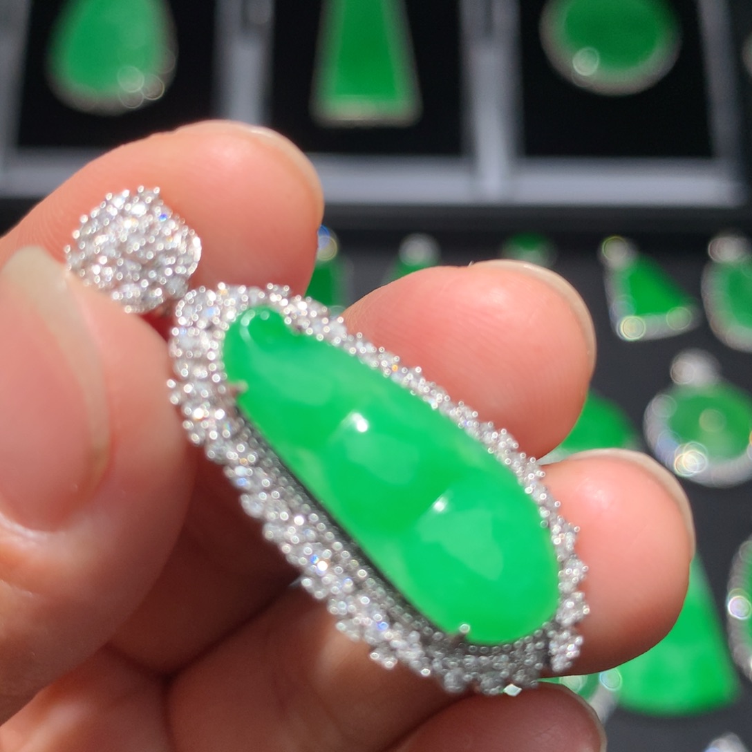 翡翠18K金镶嵌颈饰翡翠