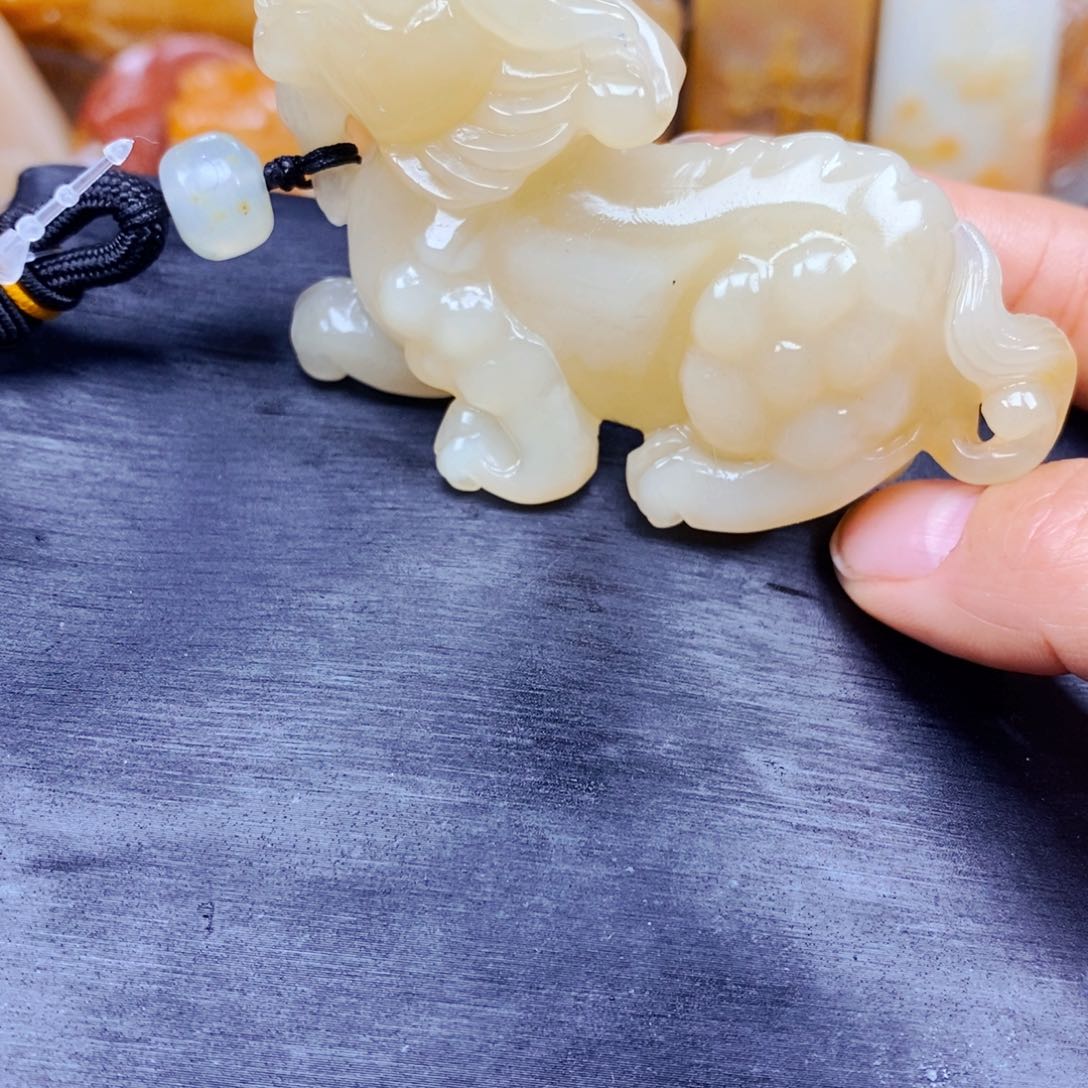 石英质玉（黄龙玉）颈饰未镶嵌