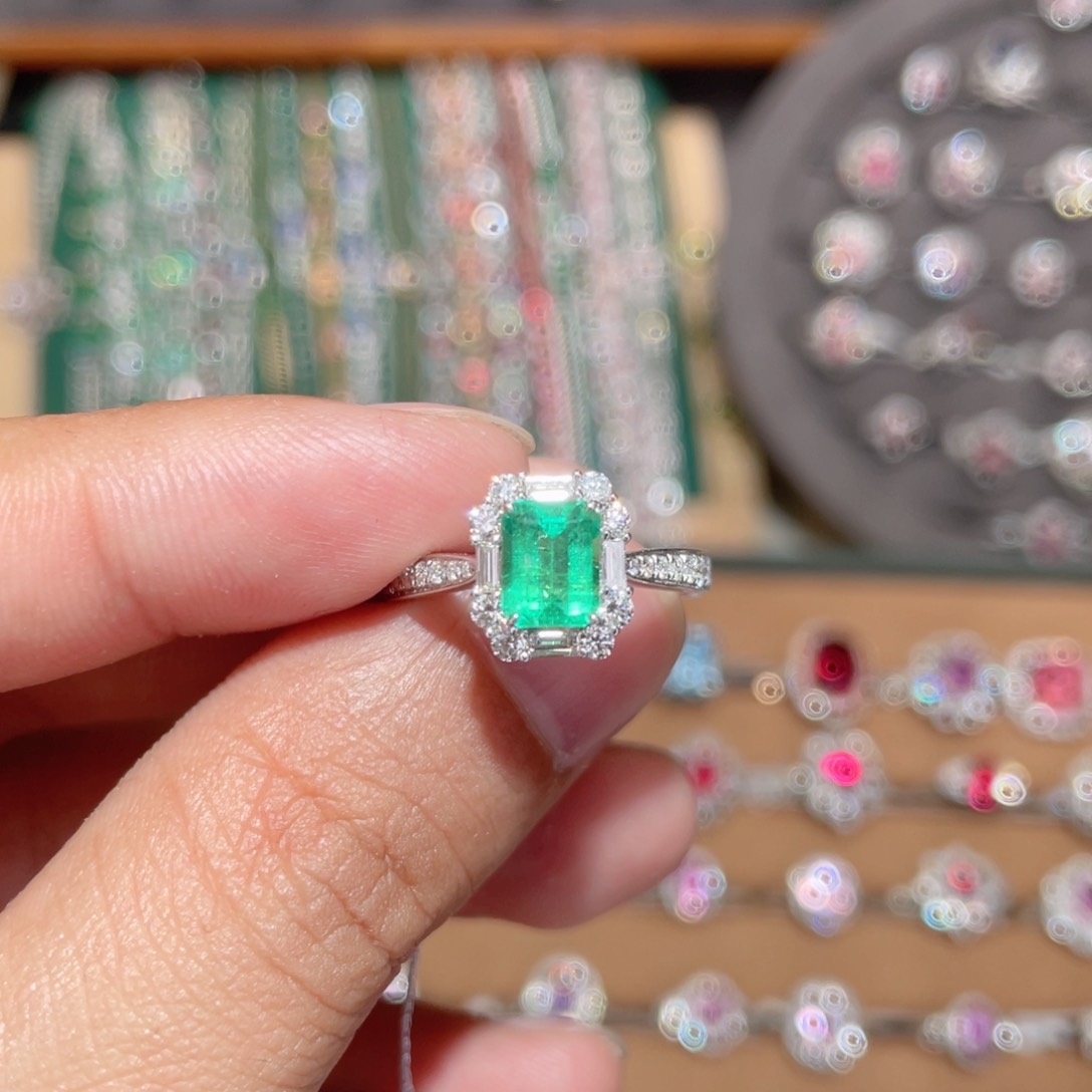 彩色蓝宝石戒指18K金镶嵌0.9ct 哥伦比亚 