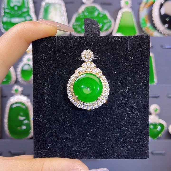 翡翠颈饰未镶嵌平安扣