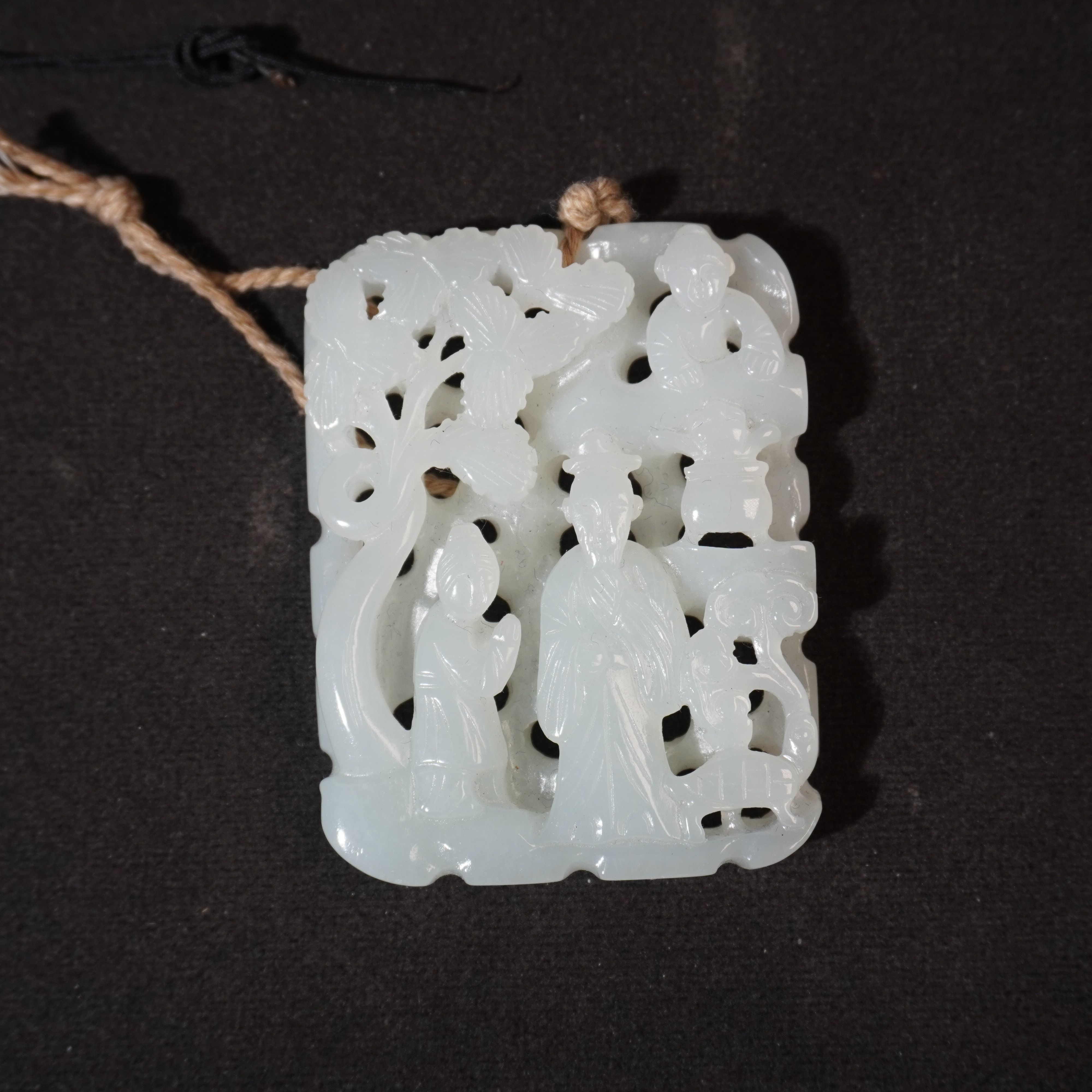 8SE319  清  和田玉人物镂空佩