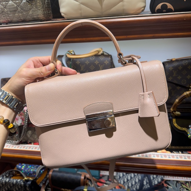 95新 Prada/普拉达 林纳奢品丨手提邮差奶茶色